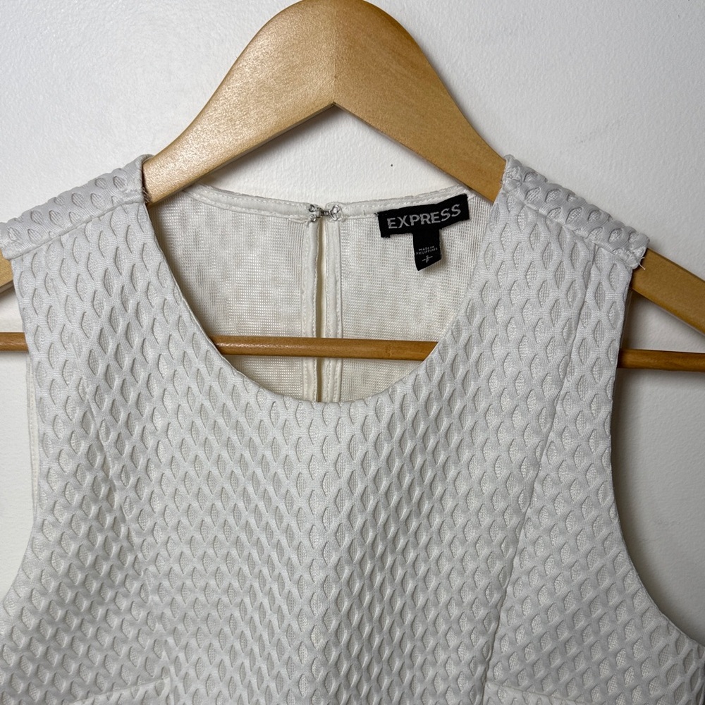 Express White Textured Sleeveless Back Slit Crop Top - Picture 5 of 13